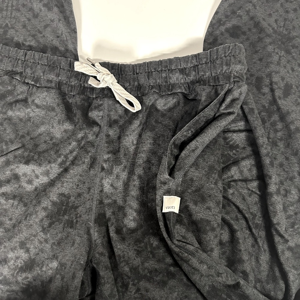 Vuori Women's Performance Dream knit jogger charcoal shibori gray print Small - Picture 2 of 8